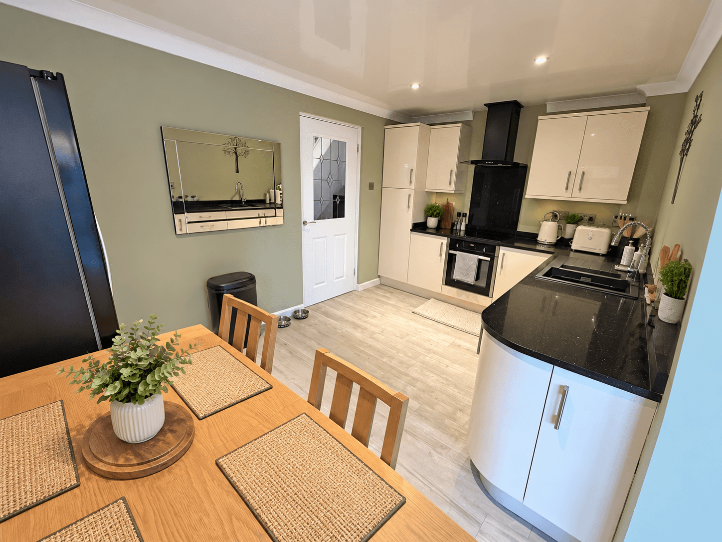Well-equipped kitchen-diner at Royal Quays